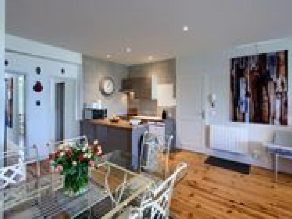 Appartement petite vue bassin 92M2, deux chambres, deux salles de bains, terrasse, 45m2 de pièce à vivre très bien équipé