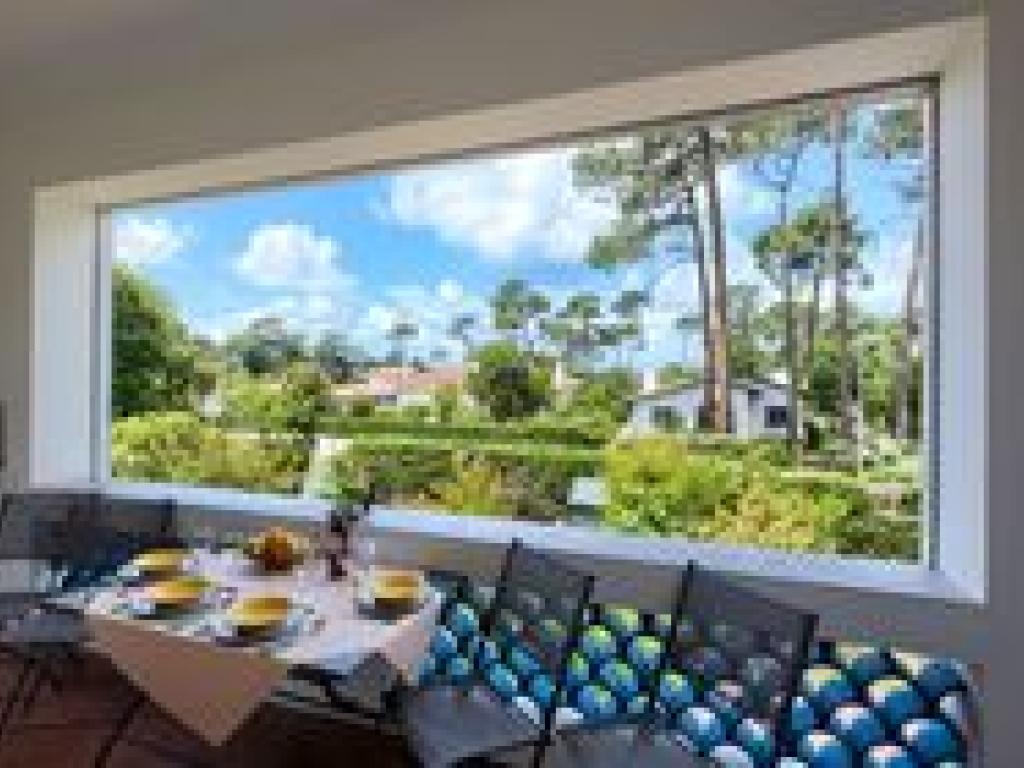 Appartement petite vue bassin 92M2, deux chambres, deux salles de bains, terrasse, 45m2 de pièce à vivre très bien équipé