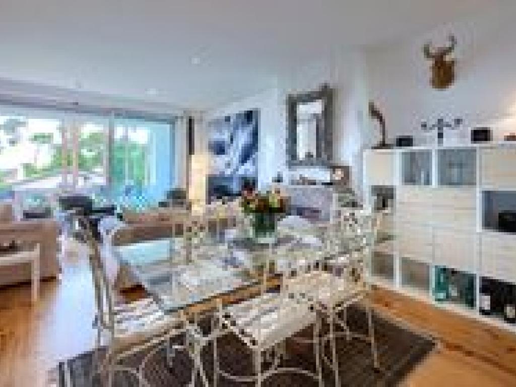 Appartement petite vue bassin 92M2, deux chambres, deux salles de bains, terrasse, 45m2 de pièce à vivre très bien équipé