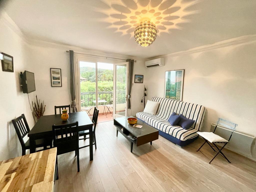 Calme apt sur la Côte d'Azur, vue mer, climatisé, près de la plage et commerces, WIFI