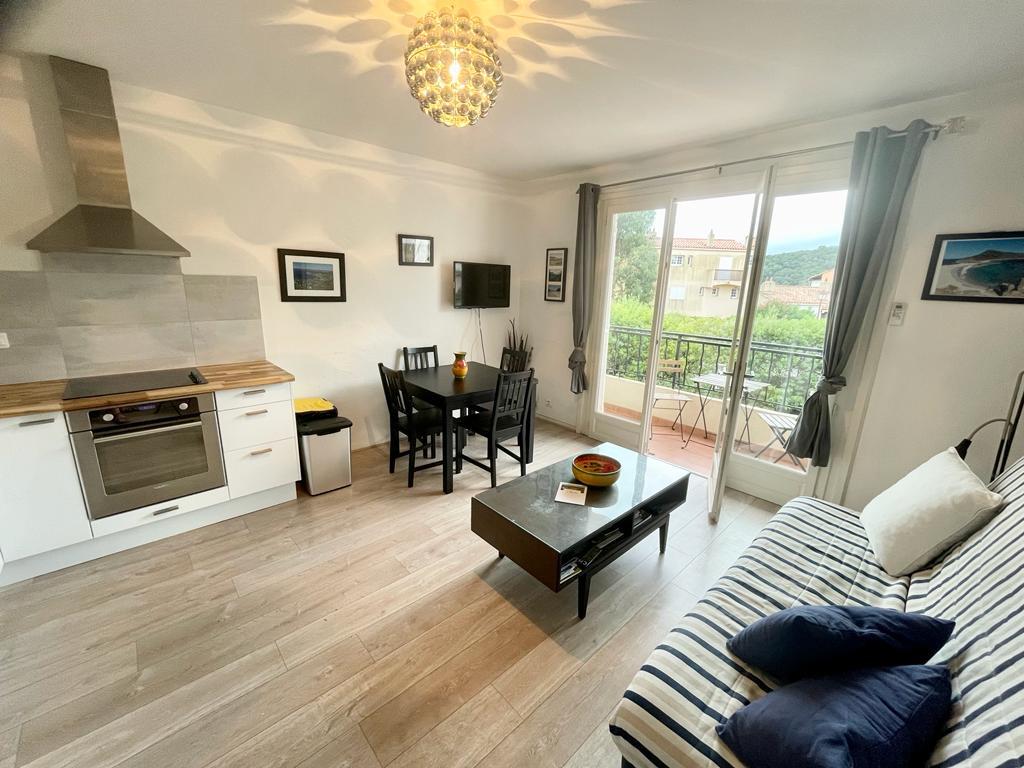 Calme apt sur la Côte d'Azur, vue mer, climatisé, près de la plage et commerces, WIFI