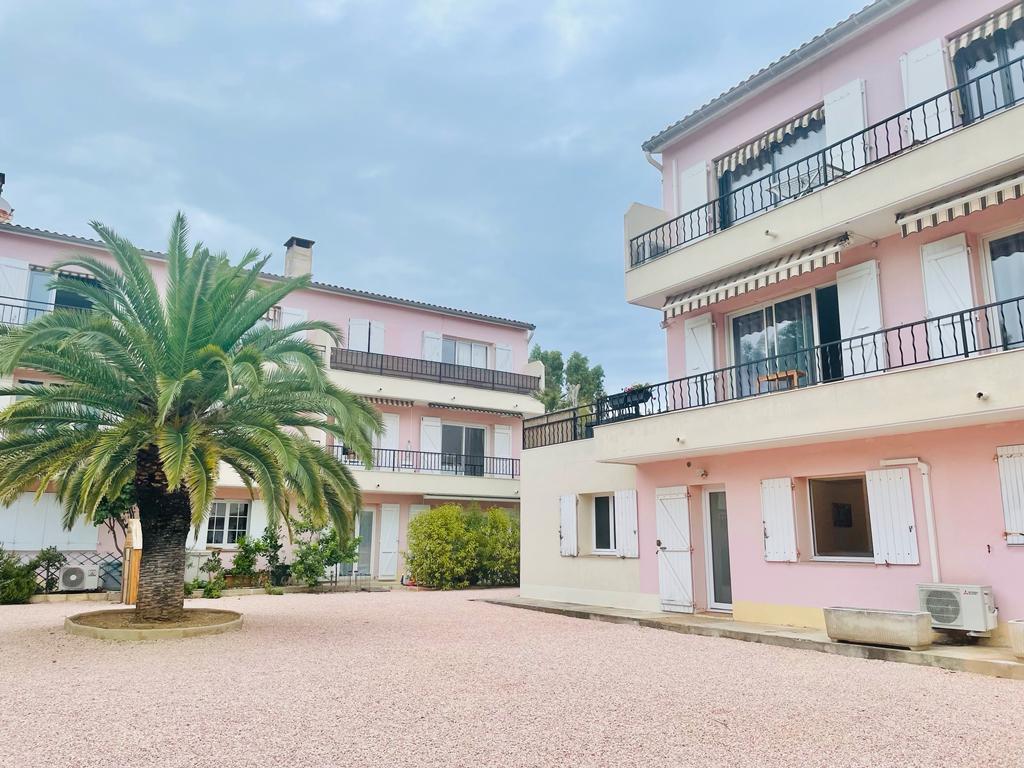 Calme apt sur la Côte d'Azur, vue mer, climatisé, près de la plage et commerces, WIFI