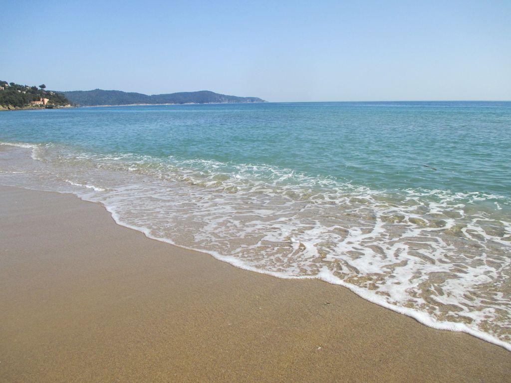 Calme apt sur la Côte d'Azur, vue mer, climatisé, près de la plage et commerces, WIFI