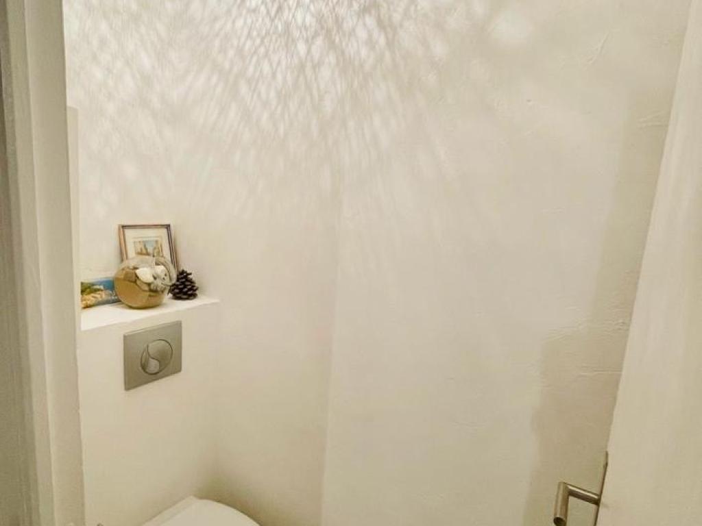 Calme apt sur la Côte d'Azur, vue mer, climatisé, près de la plage et commerces, WIFI