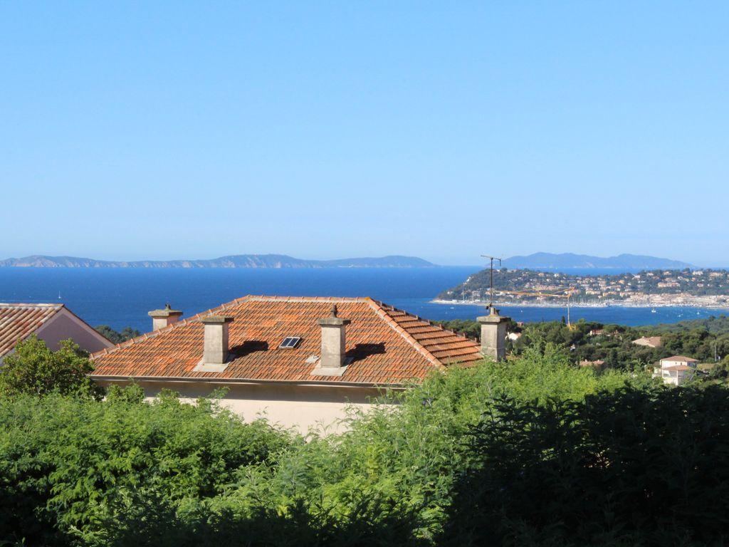 Calme apt sur la Côte d'Azur, vue mer, climatisé, près de la plage et commerces, WIFI