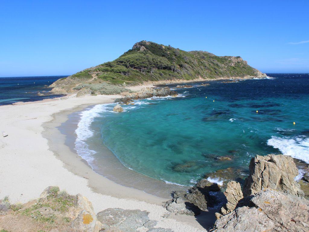 Calme apt sur la Côte d'Azur, vue mer, climatisé, près de la plage et commerces, WIFI