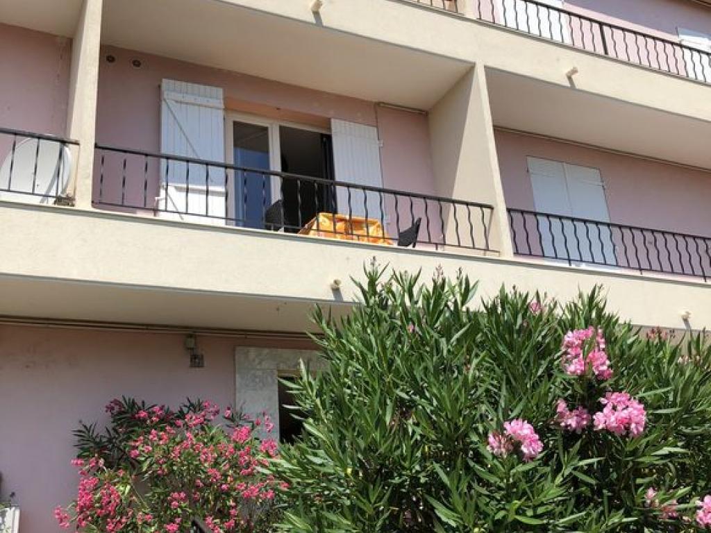 Calme apt sur la Côte d'Azur, vue mer, climatisé, près de la plage et commerces, WIFI