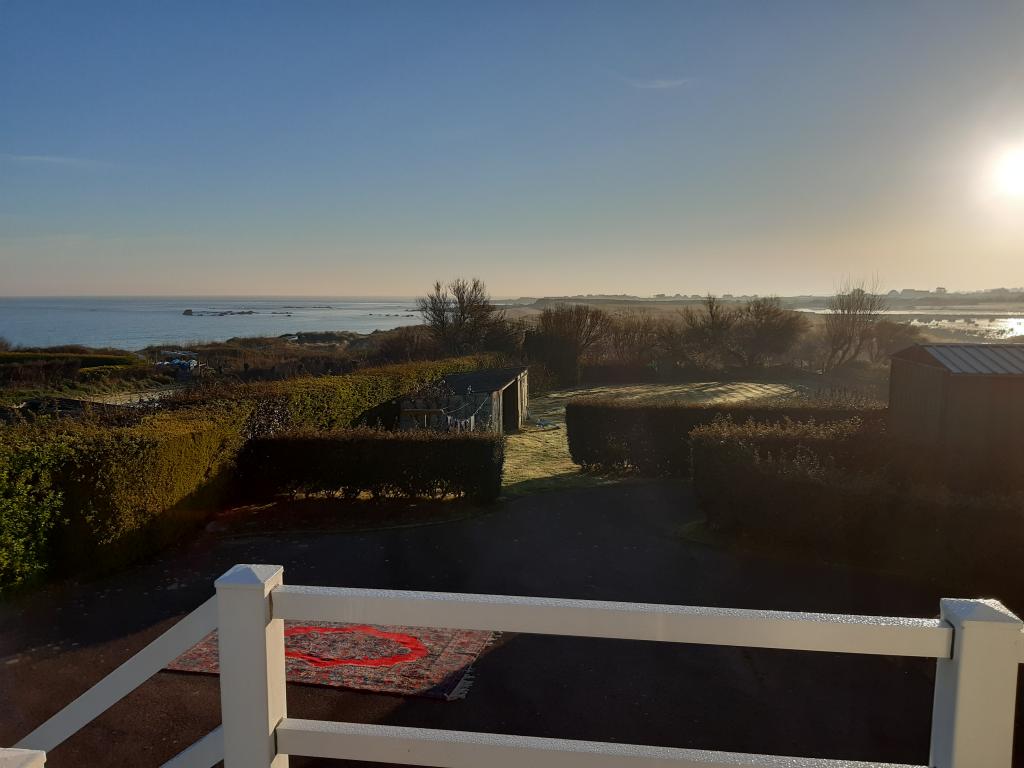 Bonheur de Mer- Maison access direct a la mer avec grand jardin clos et vue magnifique