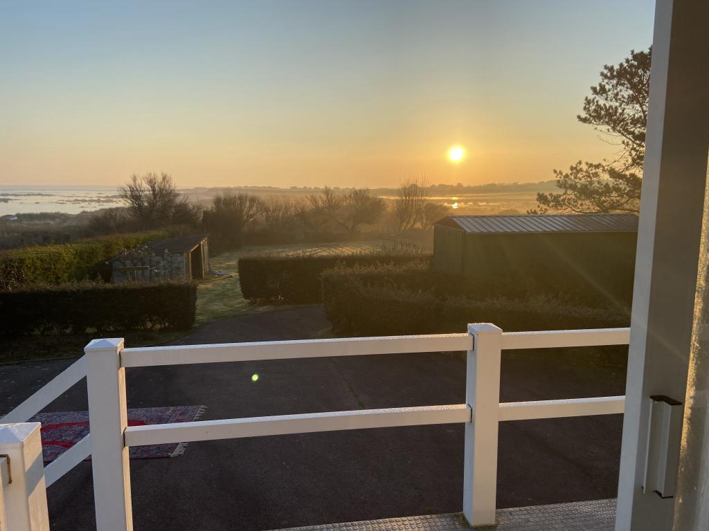 Bonheur de Mer- Maison access direct a la mer avec grand jardin clos et vue magnifique