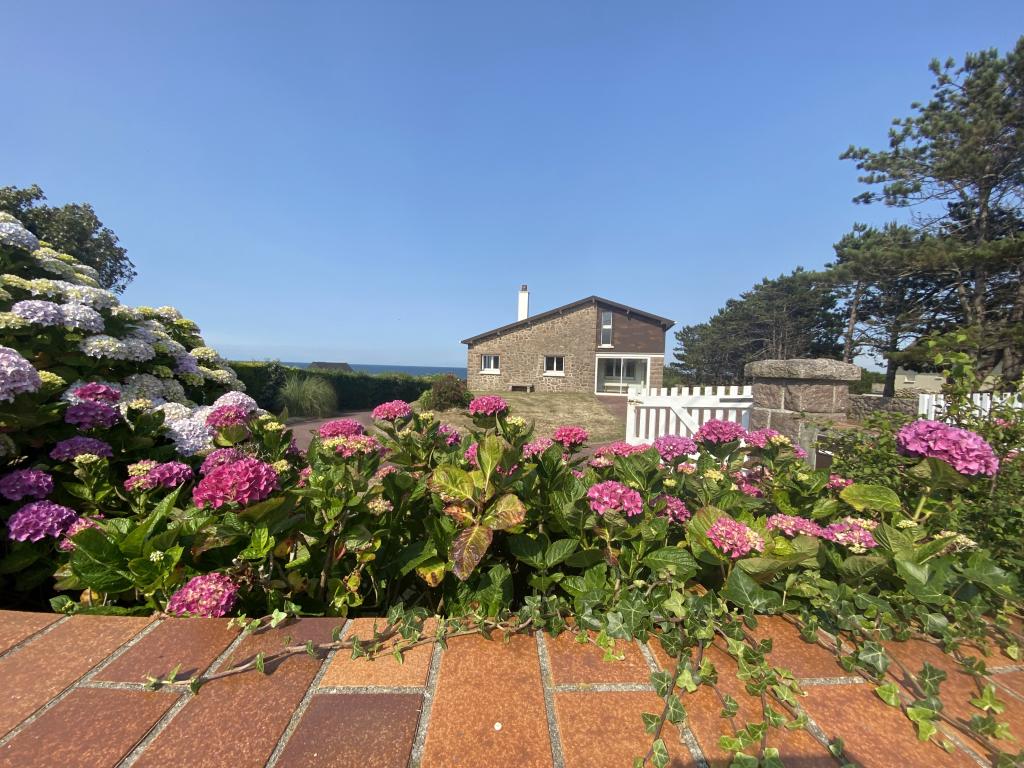 Bonheur de Mer- Maison access direct a la mer avec grand jardin clos et vue magnifique