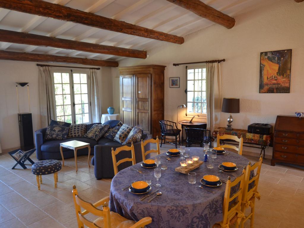 Pernes-les-Fontaines, perle du Vaucluse aux 40 fontaines, proche de Isles-sur-Sorgue, de Gordes et du Ventoux