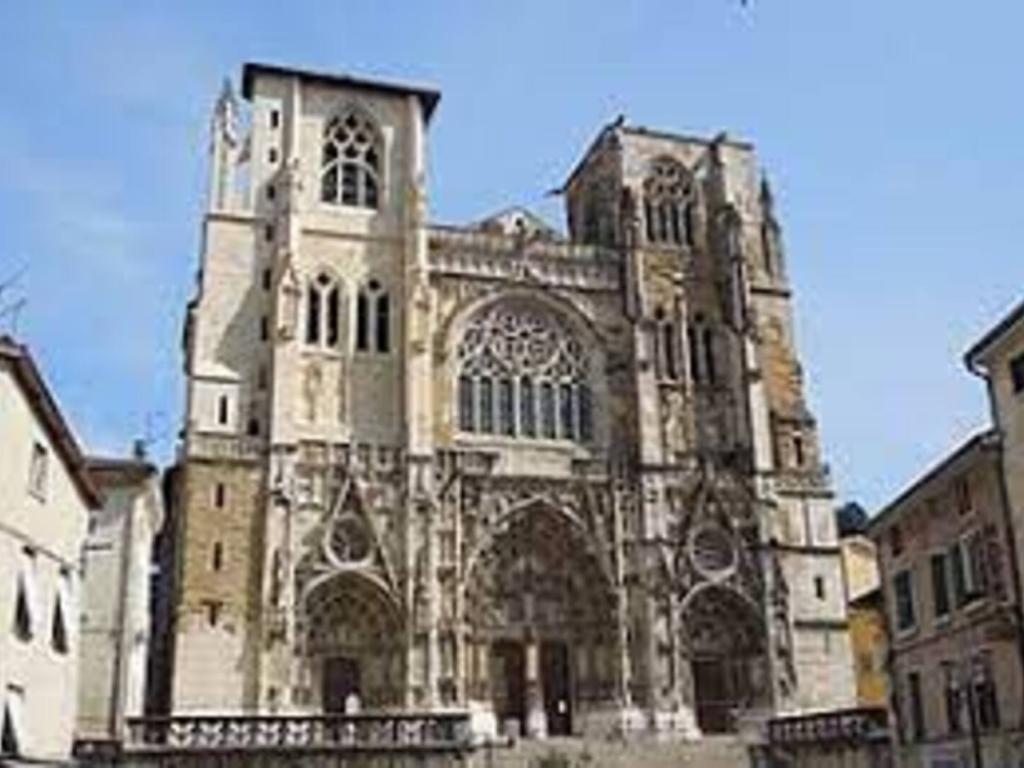 Charmant T2 au calme , dans le centre historique de la ville