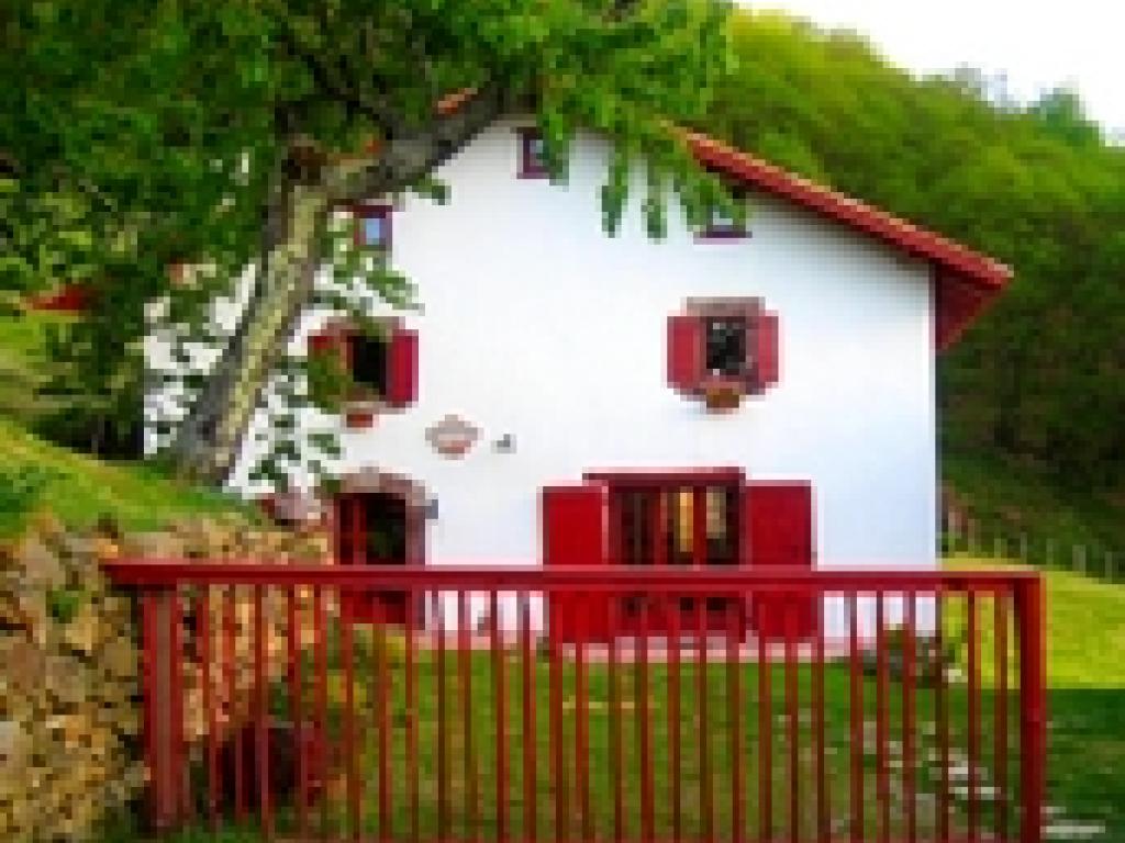 Chambres d'hôtes Idiartekoborda au coeur de la montagne basque à 5 mn du village, chambre  "RIHIVELI"
