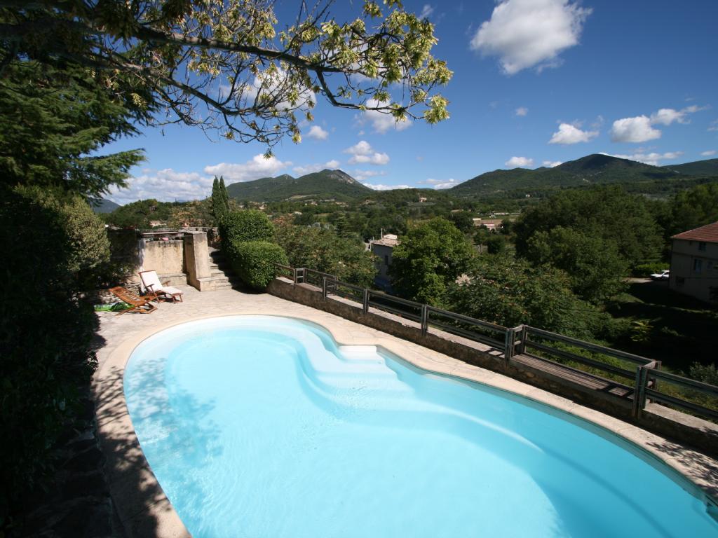 Mas provençal avec une vue magnifique situé dans un village pittoresque