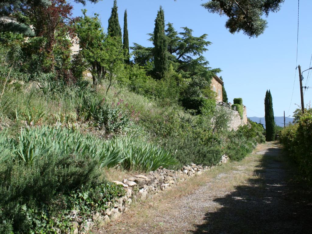 Mas provençal avec une vue magnifique situé dans un village pittoresque