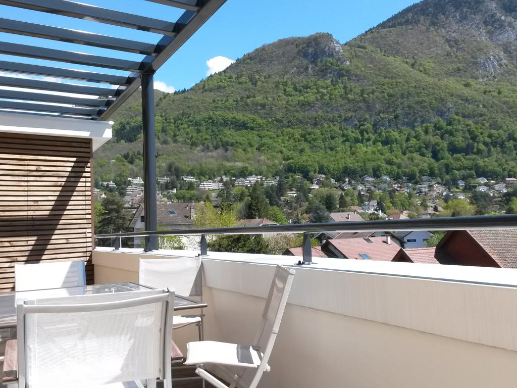 VOTRE RESIDENCE  POUR 6 PERSONNES *** A 2 PAS DU LAC D'ANNECY (CLIMATISATION - GARAGE PRIVE)