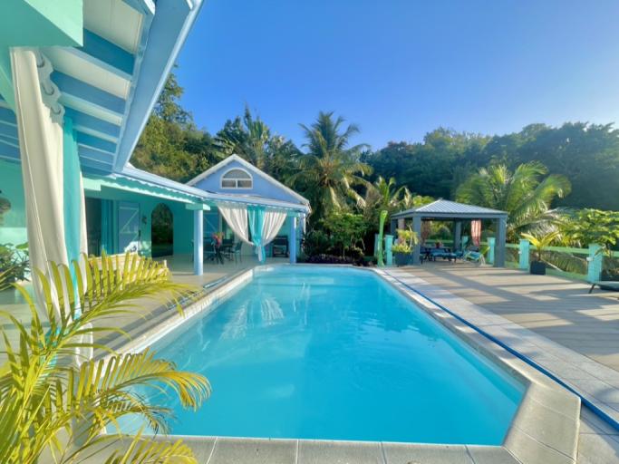 le Gîtes tout confort couleur caraibes pour 2 à 4 pers maxi sans vis à vis sur les hauteurs du Gosier avec piscine 24/24