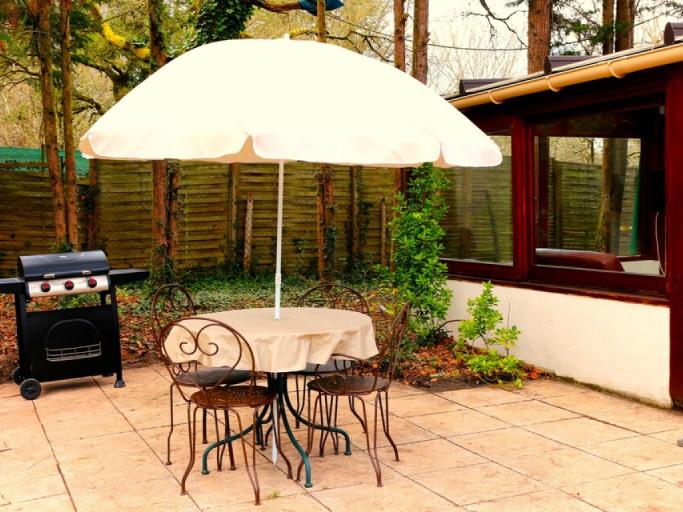Chalet gite confortable avec piscine partagée pour 4 personnes dans les bois (1 animal accepté) - La forge d'Espelette du Hameau Secret