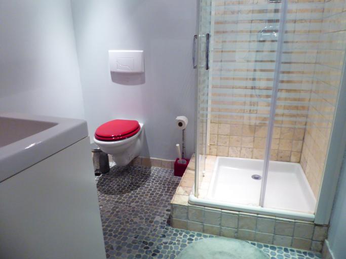 Gite pour 4 avec jardin et piscine près d'Uzès dans un petit village calme et typique