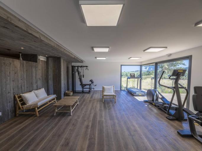 T4 de standing : piscine sauna fitness accès plage