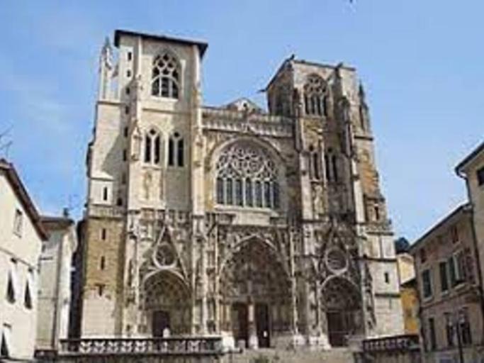 Charmant T2 au calme , dans le centre historique de la ville