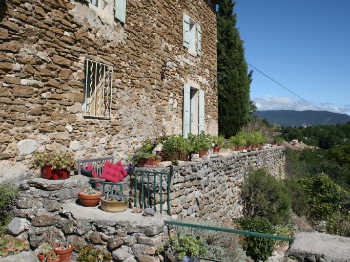 Mas provençal avec une vue magnifique situé dans un village pittoresque