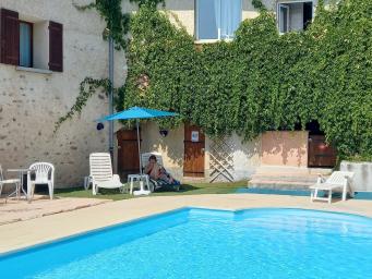 Gite pour 4-5 personnes avec vue imprenable sur les montagnes proche du lac de Serre-Ponçon. Piscine à disposition en saison