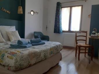 Très jolie chambre cosy alliant modernité & authenticité au calme avec vue sur la montagne Cuerate et avec accès à la piscine en saison