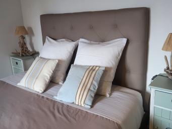 Chambre supérieure exposée plein sud avec vue montagne et jardin et lit Queen Size. Petit déjeuner inclus. Accès piscine en saison