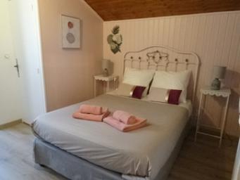 Très jolie chambre romantique au calme avec vue sur la montagne Cuerate et avec accès à la piscine en saison