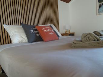 Chambre supérieure exposée plein sud avec accès piscine en saison
