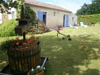 GITE LA PETITE FOLIE, 8/10 personnes, piscine couverte, 15mn Luçon, entre mer et bocage, à 25mn de la Tranche/Mer,