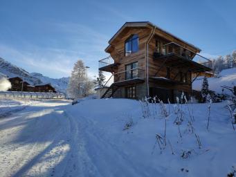Le Chalet des Boisses, Ski aux pieds -Tignes 1800 -  10/14 personnes - 4 étoiles,  5ch, 5 pièces d'eau,  jacuzzi, hammam, coin feu... au bord des pistes avec vue sur le front de neige