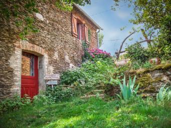 Lieu-dit Peyro Traxo,  Gîte entouré d'une belle nature Aveyronnaise ou le silence y est roi