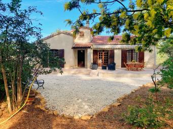Villa familiale entièrement rénovée, sous les pins à 800m de la mer