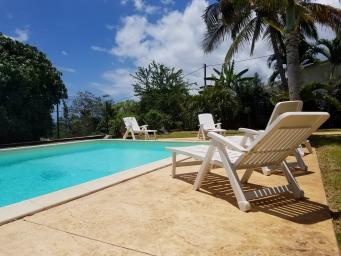 Meublé avec piscine 2 à 3 personnes ,en rez de chaussée de villa , accès indépendant