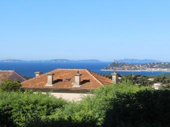 Calme apt sur la Côte d'Azur, vue mer, climatisé, près de la plage et commerces, WIFI