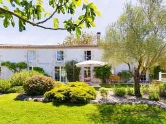 Le Clos du Puits Doux - Succombez au charme de cette magnifique longère, située en plein cœur de Mornac-sur-Seudre.