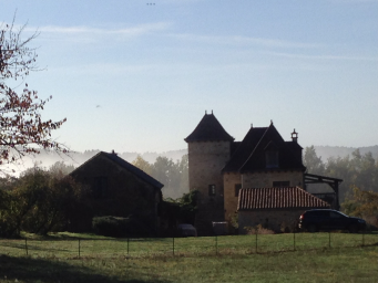 La Grange de Poncet, St Pompon, La Dordogne, à l'origine une grange agricole, a été convertie avec goût et conserve de nombreux bois d'origine