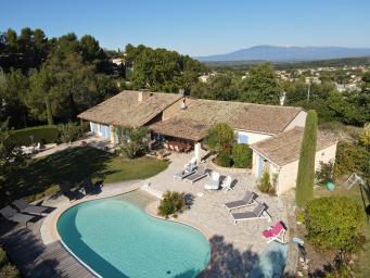 Pernes-les-Fontaines, perle du Vaucluse aux 40 fontaines, proche de Isles-sur-Sorgue, de Gordes et du Ventoux
