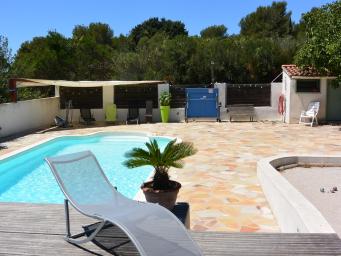 Rez-de-chaussée de villa avec piscine, pétanque, barbecue... au calme