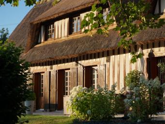 La Moutinière, authentique chaumière normande avec piscine à 25 mn de Deauville, au grand calme. Très belles prestations.