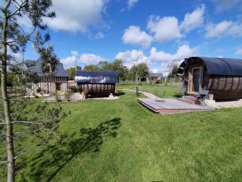 Logement insolite dans des tonneaux à cidre