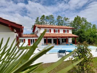 Villa Zeruko Izarra 5* climatisée, piscine chauffée dans un des "Plus beaux villages de France". Tout à proximité : Plages, Sports, Loisirs, Tourisme