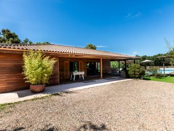 Villa tout en bois exotique dans le maquis, piscine privée chauffée jacuzzi