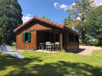 Cantal Chalet en bois avec étang de pêche privé sur place.