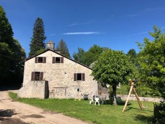 Gite à la ferme dans le Cantal avec pêche privé.