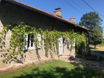 Cantal Gite rénové avec Jacuzzi privé dans le jardin et pêche à l'étang privé.