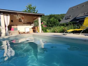 Maison traditionnelle dans les Monts du Cantal, au coeur des grands espaces,  avec piscine privée