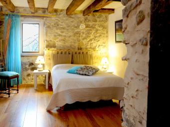 Chambres d'hôtes Idiartekoborda au coeur de la montagne basque à 5 mn du village, chambre  "RIHIVELI"